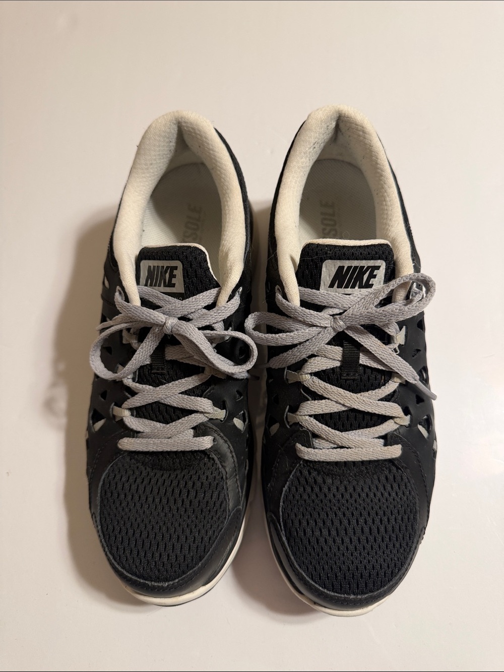 Nike Dual Fusion  Run 2 Black Athletic Sneakers with Gray Laces. Size 8